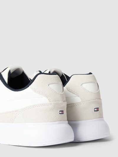 Tommy Hilfiger Sneakersy z detalami z logo Biały 3