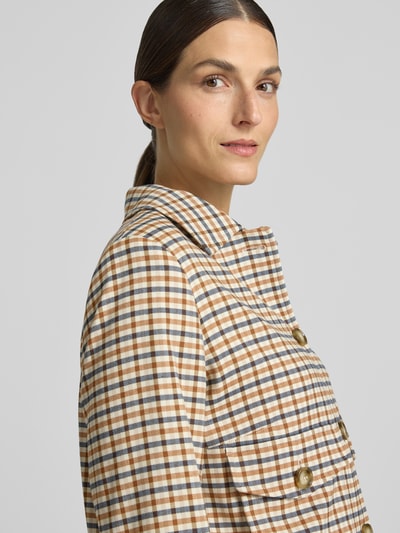 Frauenmodel trägt Regular Fit Blazer mit Viskose-Anteil von MORE & MORE, kariert, beige-braune Töne, Umlegekragen, Nahaufnahme Oberkörper.