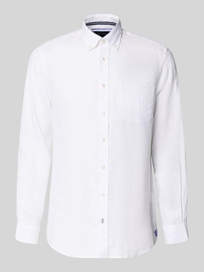 Produktfoto, Slim Fit Leinenhemd mit Brusttasche von Christian Berg Men in Weiß, reine Leinen-Struktur, Button-Down-Kragen, Knopfleiste