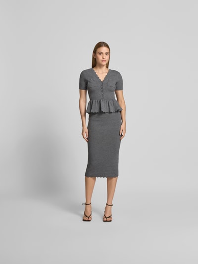 Frauenmodel trägt Slim Fit Midikleid mit Woll-Anteil von Self-Portrait in grauer Strick-Optik, V-Ausschnitt, Kurzärmelig, Ganzkörperansicht von vorne. Gesamtlänge 120 cm, Brustweite 39 cm, Ärmellänge 19 cm, Taillenweite 28 cm.