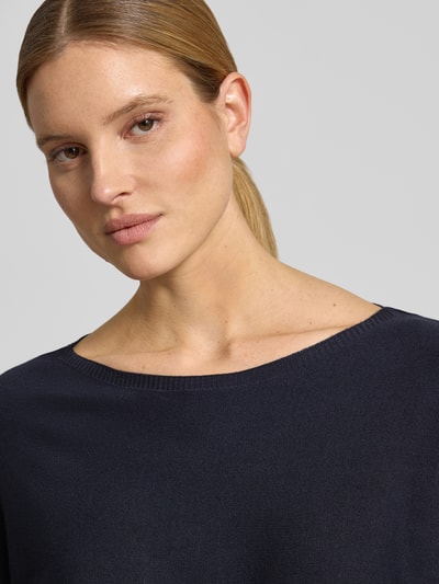 Kobiece modelka nosi Relaxed Fit Pullover aus Viskose-Mix in Strick-Optik od comma, ciemny kolor, tekstura swetrowa, dekolt łódkowy, 3/4 rękaw, elastyczne wykończenia, długość tyłu w rozmiarze 36: 47 cm, długość rękawa w rozmiarze 36: 45 cm, zbliżenie na górną część ciała.