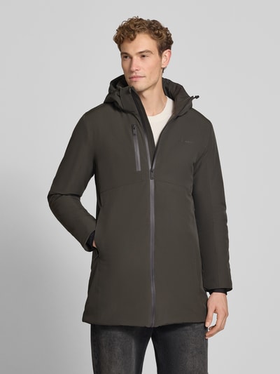 Męski model nosi Regular Fit Parka mit Logo-Print von Lindbergh, elastyczna mieszanka materiałów, kaptur z tunelem, napoleońska kieszeń, zamek błyskawiczny, długość tyłu w rozmiarze M: 90 cm, szerokość ramion w rozmiarze M: 50 cm, szerokość klatki piersiowej w rozmiarze M: 58 cm, długość rękawów w rozmiarze M: 65 cm, kolor ciemnoszary, tekstura gładka, widok całej sylwetki z przodu.