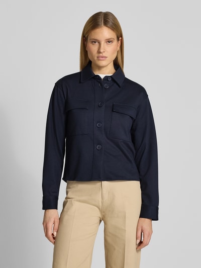 Frauenmodel trägt Regular Fit Blazer mit Brusttaschen von Smith and Soul in Dunkelblau, Material-Mix mit Viskose, glatte Struktur, Ganzkörperansicht von vorne.