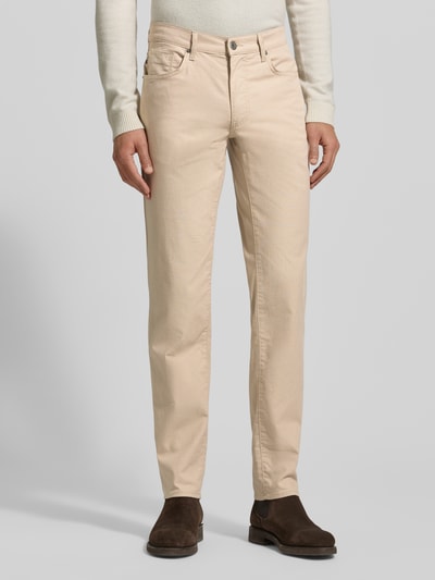 Mannelijk model draagt Slim Fit Stoffhose met 5-Pocket-Design model 'Cadiz' van Brax, beige katoenmix, voorkant, detailopname bovenlichaam.