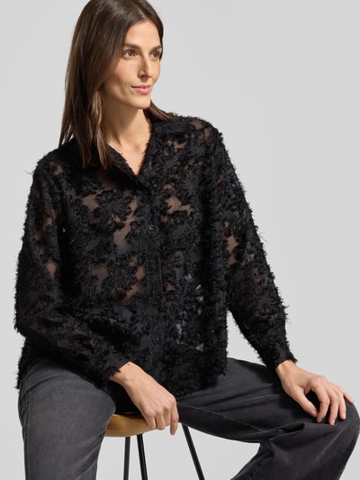 Kobiece modelka nosi półprzezroczystą bluzkę z kołnierzykiem koszulowym ZABAIONE, model 'Ol44isii', krój regular fit, listwa guzikowa, długość tyłu 70 cm, długość rękawów 57 cm, widok na górną część ciała z przodu.