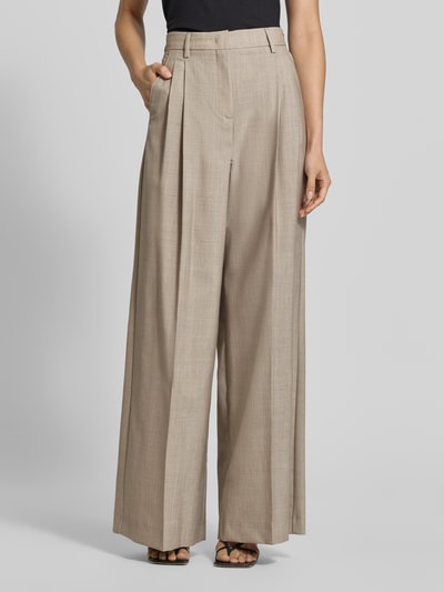 Frauenmodel trägt beigefarbene Regular Fit Weite Hose aus reiner Schurwolle Modell 'OVVIO' von Max Mara, Damen Weite Hose von Weekend Max Mara, Ganzkörperansicht von vorne.