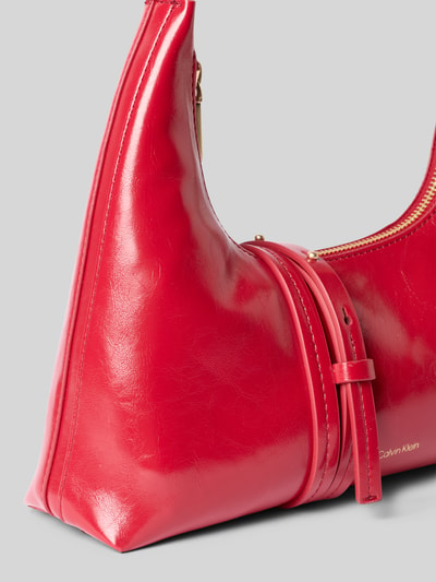 Produktfoto, Henkeltasche mit Label-Detail von CK Calvin Klein in intensywnym czerwonym kolorze, gładka tekstura, wyraźny połysk