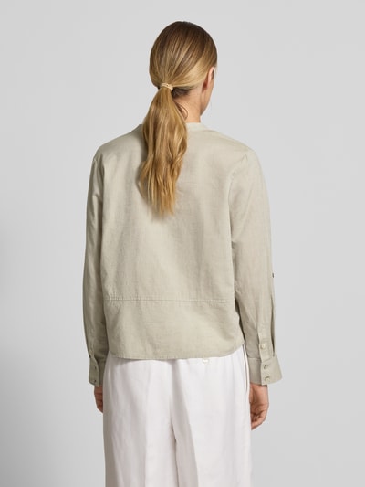 Vrouwenmodel draagt Regular Fit Blouse met V-hals model 'Feleen' van OPUS, katoenmix met linnen, lichtbeige, rugaanzicht, context: damesblouse van OPUS, regular fit, V-hals, ruglengte maat 36: 58 cm, mouwlengte 57 cm.