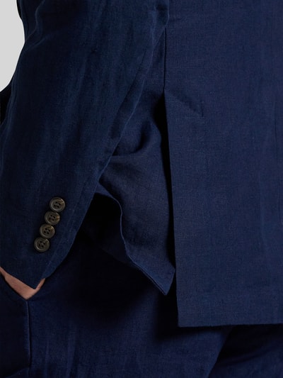 Männermodel trägt Regular Fit Anzugsakko aus reinem Leinen von Polo Ralph Lauren, Optik: Unifarben, Flammgarn, Detailaufnahme.