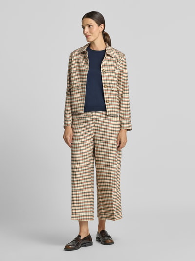 Frauenmodel trägt Regular Fit Blazer mit Viskose-Anteil von MORE & MORE, kariertes Muster, Beige-Braun, elastischer Materialmix, Ganzkörperansicht von vorne.