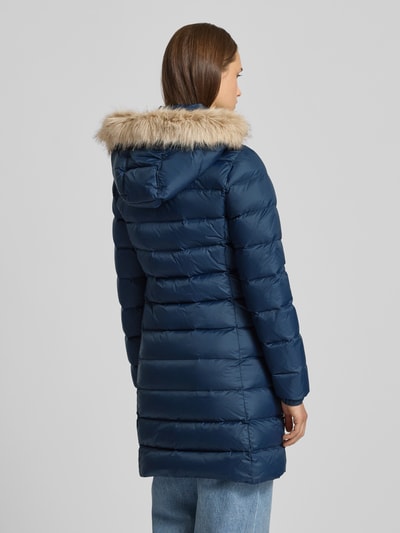 Tommy Jeans Płaszcz puchowy o kroju regular fit z wypełnieniem kaczym puchem Ciemnoniebieski 5