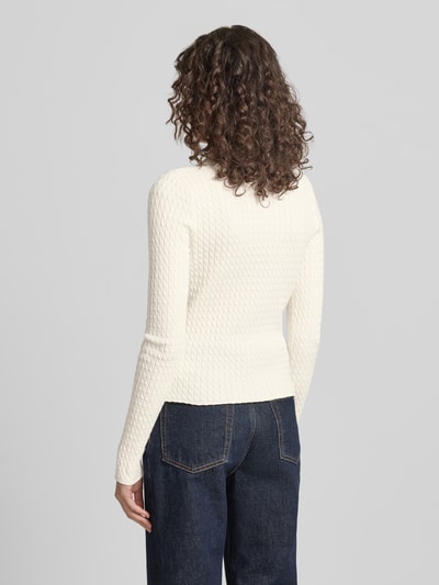 Vrouwenmodel draagt Cardigan met Logo-Stitching model 'Manolja' van LeGer by Lena Gercke in crème, aansluitende fit, shetlandwol-mix, kentkraag, detailopname rugaanzicht