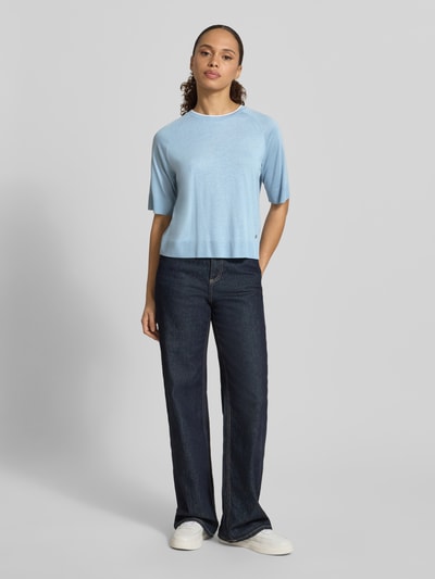 Frauenmodel trägt T-Shirt mit Raglanärmeln und 1/2-Arm von Windsor in Hellblau, Lyocell-Mix, Gerader-Schnitt, Rundhalsausschnitt, Rückenlänge bei Größe 36: 50 cm, Ganzkörperansicht von vorne.