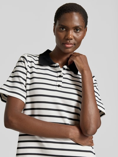 Frauenmodel trägt Knielanges Polokleid mit kurzer Knopfleiste Modell 'BARNI' von Soyaconcept, Streifenmuster, Material-Mix mit Modal-Anteil, Nahaufnahme Oberkörper.