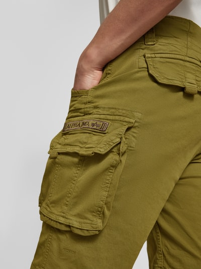 Alpha Industries Regular Fit Cargoshorts mit Label-Stitching Modell 'CREW SHORT' Oliv 3