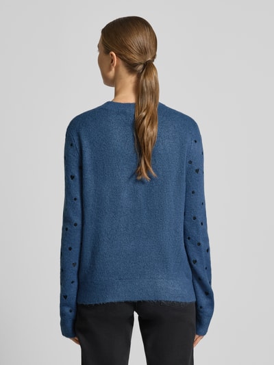 Modelka kobieca nosi Regular Fit Strickpullover mit Stickereien od Tom Tailor Denim, niebieski melanż, dzianina, długi rękaw, widok z tyłu, Ganzkörperansicht Rückansicht.