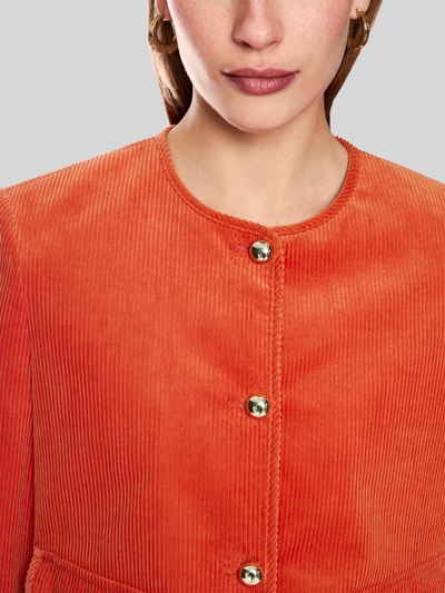 Frauenmodel trägt Regular Fit Blazer aus Cord mit Rundhalsausschnitt von Marc Cain in Orange, reine Baumwolle, Nahaufnahme Oberkörper.