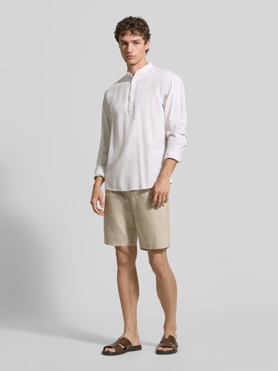 Männermodel trägt Regular Fit Freizeithemd aus Leinen-Baumwoll-Mix von MCNEAL, weiß, Stehkragen, Knopfleiste, Ganzkörperansicht von vorne, Rückenlänge bei Größe M 75 cm, Schulterbreite 51 cm, Ärmellänge 66 cm.