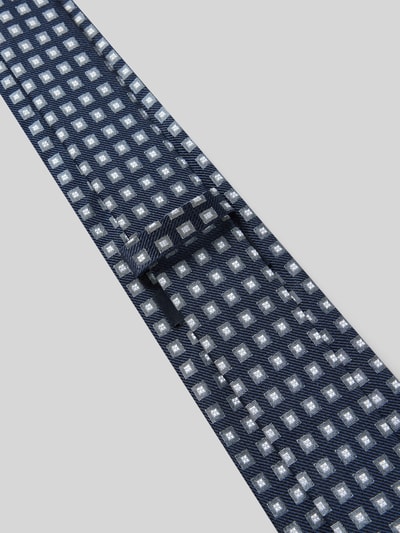 Produktfoto, Krawatte aus reiner Seide mit Label-Detail von Willen, klassisch geschnitten, 8 cm breit, dunkle Grundfarbe mit quadratischem Muster.