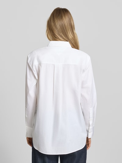 Frauenmodel trägt Regular Fit Langarmbluse aus reiner Baumwolle von Tommy Hilfiger, Optik: Unifarben, Popeline, Ganzkörperansicht Rückansicht.