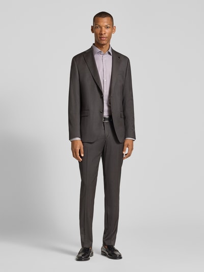 Männermodel trägt Regular Fit Businesshemd aus reiner Baumwolle Modell 'New Kent Patch' von Seidensticker, Herren Businesshemd, Ganzkörperansicht von vorne.