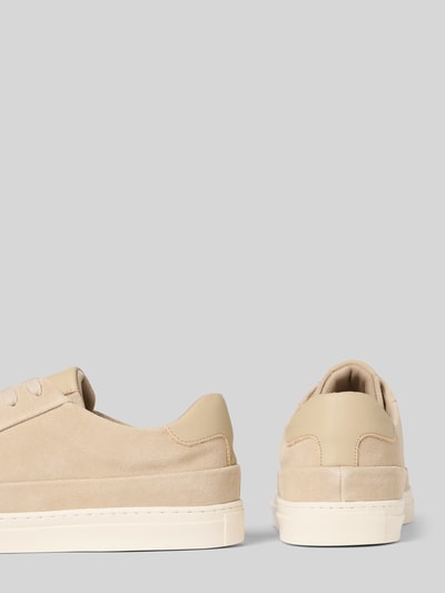 Produktfoto, Sneaker aus echtem Leder Modell 'Cupsole' von PS Poelman mit abgerundeter Passform, Logo-Detail, Schnürverschluss, beigefarbene Oberfläche, Kontrast-Sohle, Absatzhöhe 3 cm, Schafthöhe 7 cm, Schaftweite 10 cm, Herren Sneaker, natürliche Wildleder-Textur.