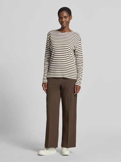 Frauenmodel trägt Longsleeve im Allover-Look mit Rundhalsausschnitt von Closed, Baumwoll-Modal-Mix, braun-beige gestreift, Ganzkörperansicht von vorne.
