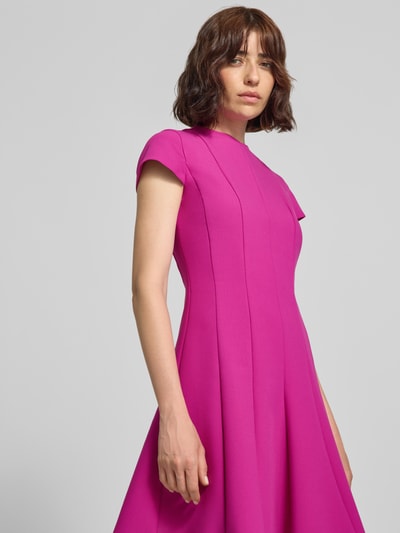 Frauenmodel trägt Schmales Etuikleid mit Viskose-Anteil Modell 'Kejala' von HUGO in kräftigem Pink, glatte Textur, Nahaufnahme Oberkörper. Damen Etuikleid von HUGO.