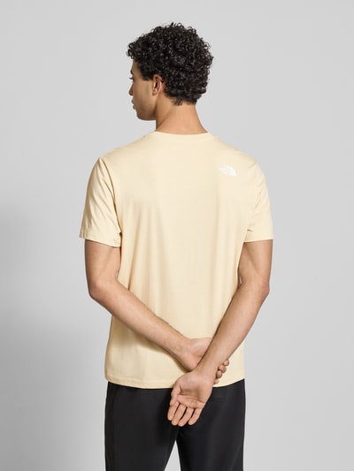 Männermodel trägt Regular Fit T-Shirt mit Logo-Print von The North Face in Beige aus Baumwoll-Mix, Rundhalsausschnitt, Rückenlänge 70 cm, Ganzkörperansicht Rückansicht.