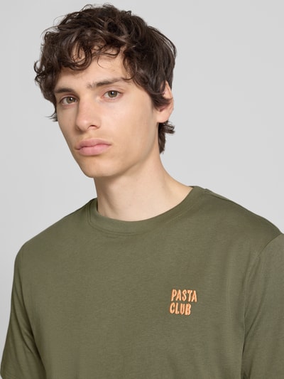 Männermodel trägt T-Shirt mit Stitching Modell 'KAAN' von Blend, reine Baumwolle, olivgrün, Rundhalsausschnitt, Nahaufnahme Oberkörper.