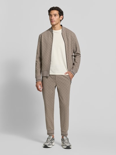 Männermodel trägt Regular Fit Sweathose aus Baumwoll-Mix Modell 'JT_Revival Hover' von BOSS, beige, mit sportlicher Struktur, Ganzkörperansicht von vorne, Herren Sweathose von BOSS.