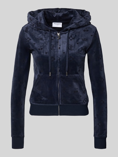 Produktfoto, Bluza rozpinana z kapturem model 'MONO MADISON' od Juicy Couture, mieszanka materiałów z dodatkiem streczu, krój slim fit, kaptur z tunelem, zamek błyskawiczny, kieszeń kangurka, kolor granatowy, miękka faktura weluru, delikatny połysk.