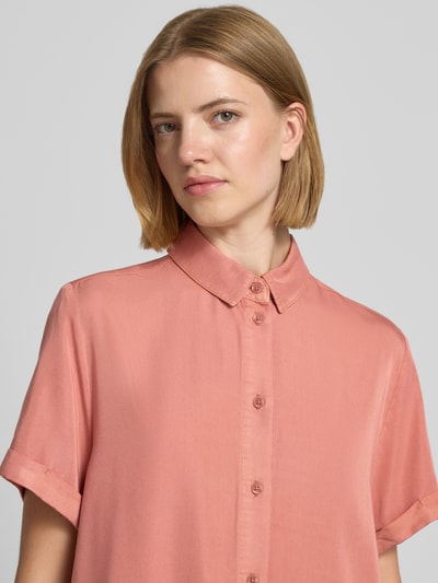 Frauenmodel trägt Regular Fit Bluse aus Viskose-Mix von Jake*s Casual in Rosa mit Hemdblusenkragen und Knopfleiste, Nahaufnahme Oberkörper.