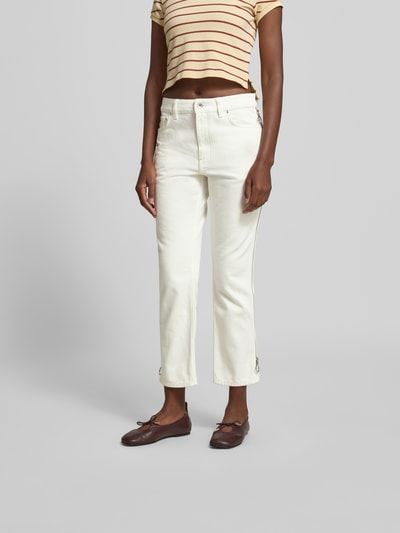 Frauenmodel trägt Bootcut Fit Jeans in verkürztem Design von Rabanne, Reine Baumwolle, 5-Pocket-Design, Knopf-Reißverschluss, cremeweiß, Ganzkörperansicht von vorne.