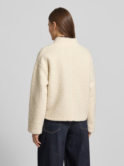 Frauenmodel trägt Jacke aus Teddyfell Modell 'SHAIMA' von Soyaconcept in Beige, Regular Fit, Stehkragen, verdeckte Knopfleiste, strukturierte Oberfläche, Rückenlänge 55 cm, Schulterbreite 56 cm, Brustweite 55 cm, Ärmellänge 52 cm, Ganzkörperansicht Rückansicht.