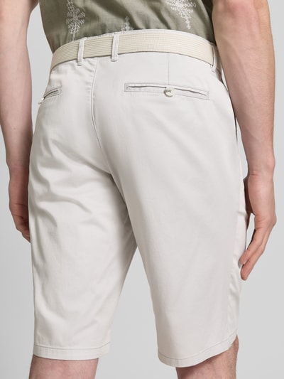 Männermodel trägt Bermudas aus Light Baumwolle mit Gürtel von Christian Berg Men, helle Farbe, Regular-Fit, Eingrifftaschen, Gesäßtaschen, Ganzkörperansicht Rückansicht. Bundweite bei Größe 50: 47 cm, Innenbeinlänge bei Größe 50: 28 cm.