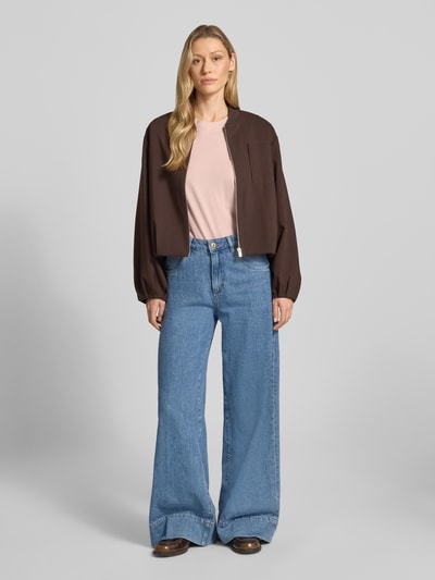 Kobiece modelka nosi t-shirt z bawełny ekologicznej od Jake*s Casual, prosty krój, okrągły dekolt, krótki rękaw, długość tyłu 58 cm, kolor jasnoróżowy, widok całej sylwetki z przodu.