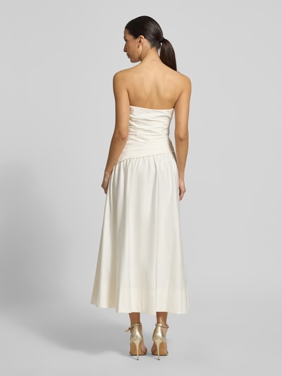 Frauenmodel trägt Cocktailkleid im Off-Shoulder-Look Modell 'Ashton' von Forever New, A-Linie, Baumwoll-Elasthan-Mix, Midi, Ganzkörperansicht Rückansicht.