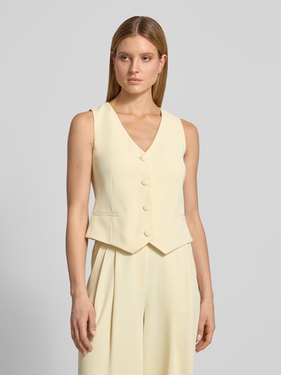 Frauenmodel trägt Regular Fit Weste mit V-Ausschnitt von Christian Berg Cocktail in Creme, Elastischer-Material-Mix, Knopfleiste, Ganzkörperansicht von vorne. Rückenlänge bei Größe 36: 46 cm.