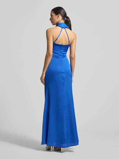 Vrouwenmodel draagt Neckholder-avondkleed met sjaal van TROYDEN COLLECTION, satijn, figurbetonte fit, midikleed, achterkant, geheel lichaam.