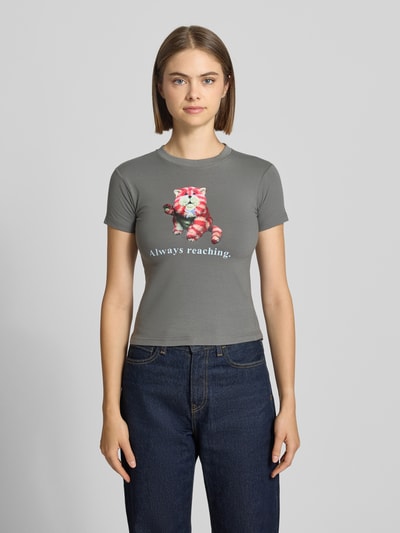 Kobiece model nosi Slim Fit T-Shirt mit Motiv-Print von DAISY STREET, mieszanka bawełny, okrągły dekolt, z krótkim rękawem, długość tyłu w rozmiarze S: 46 cm, szary, kolorowy nadruk z motywem, gładka tekstura, Ganzkörperansicht von vorne