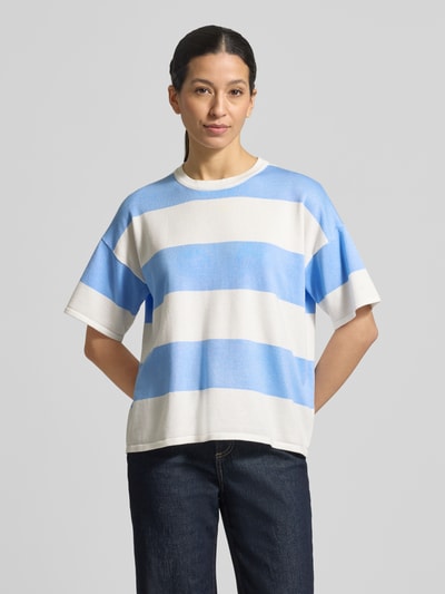 Frauenmodel trägt Relaxed Fit Shirt aus Viskose-Mix Modell 'LULS' von ICHI mit breiten blauen und weißen Streifen, Rundhalsausschnitt, Überschnittene Schultern, Ganzkörperansicht von vorne.