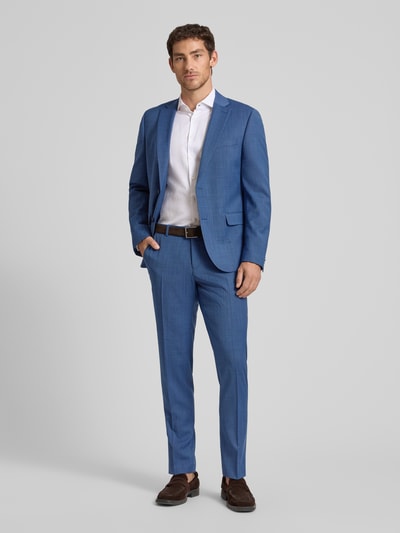 Männermodel trägt Regular Fit Anzug mit 2-Knopf-Sakko von bugatti, Material-Mix mit Schurwoll-Anteil, Ganzkörperansicht von vorne.