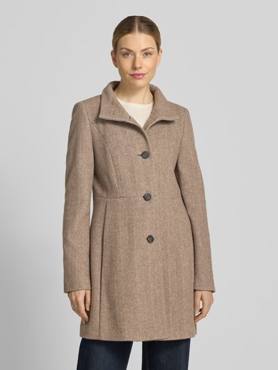 Frauenmodel trägt Regular Fit Mantel aus Woll-Mix von FUCHS SCHMITT in Hellbraun mit Stehkragen, Knopfleiste, mittlere Länge, Ganzkörperansicht von vorne. Rückenlänge 84 cm, Schulterbreite 41 cm, Brustweite 47 cm, Ärmellänge 67 cm.