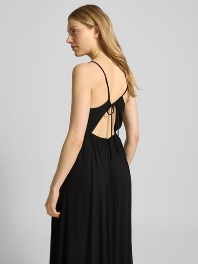 Frauenmodel trägt Midikleid aus Viskose mit tiefem Rückenausschnitt von ICHI, Reine Viskose, Spaghettiträger, Schwarz, Modell 'MARRAKECH', Taillierter Schnitt, Ganzkörperansicht Rückansicht.