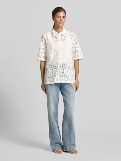 Frauenmodel trägt Regular Fit Bluse aus Baumwoll-Mix Modell 'HONEY' von Vero Moda, Optik: Unifarben, Allover-Muster, Ganzkörperansicht von vorne.