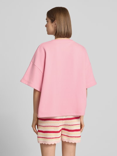 Vrouwenmodel draagt Boxy Fit sweatshirt met 1/2-mouwen Model 'Karo' van OH APRIL uit puur katoen, ronde hals, Dames sweatshirt, Ganzkörperansicht Rückansicht.