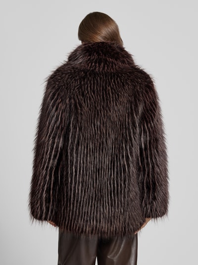 Frauenmodel trägt Jacke aus Kunstfell mit Schalkragen von PETITE M., dunkelbraune Töne, strukturierte Felloptik, Ganzkörperansicht Rückansicht. Rückenlänge 80 cm, Schulterbreite 49 cm, Brustweite 54 cm, Ärmellänge 68 cm, Regular Fit.