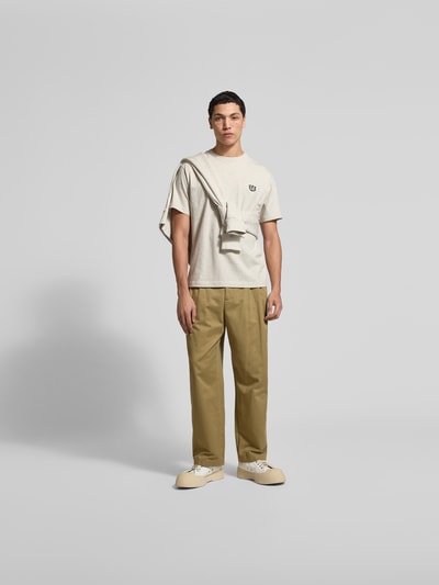 Männermodel trägt Regular Fit T-Shirt aus reiner Baumwolle von Kenzo, beige, Rundhalsausschnitt, Label-Patch, Kurzärmelig, Herren T-Shirt, Rückenlänge 68 cm bei Größe M, Ganzkörperansicht von vorne.