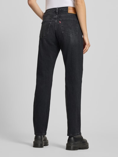Frauenmodel trägt Jeans mit 5-Pocket-Design von Levi's®, dunkelgrau, Baumwoll-Elasthan-Mix, lockerer Schnitt, Ganzkörperansicht Rückansicht.
